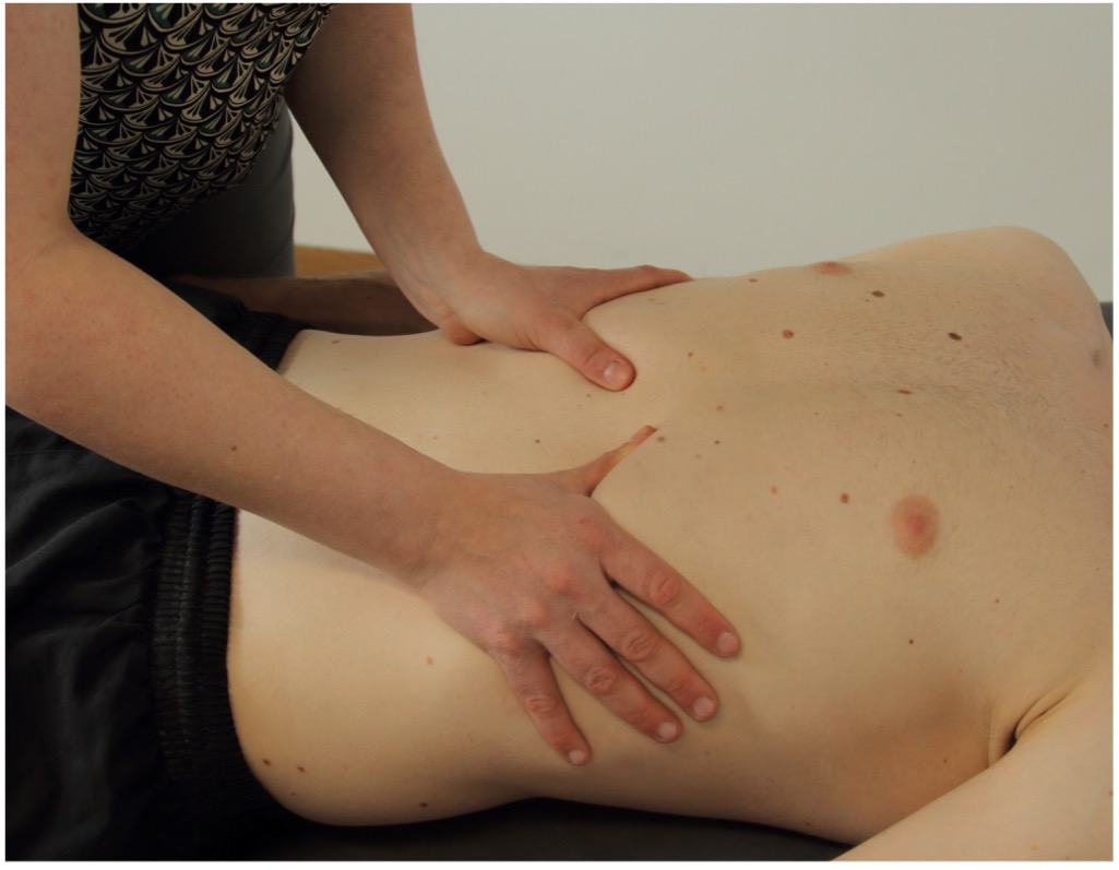 Manuelle Therapie – Hände bei der Behandlung des Rückens